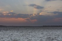 Salzpfanne bei Sonnenuntergang, nxai pan, botswana, afrika — Stockfoto
