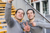 Jeunes jumeaux hommes prenant autoportrait — Photo de stock