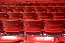 Vista delle sedie rosse dello stadio in fila — Foto stock