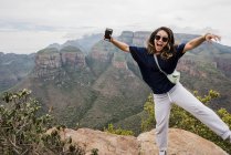 Asiática joven turista posando en Tres Rondavels, retrato, Mpumalanga, Sudáfrica - foto de stock