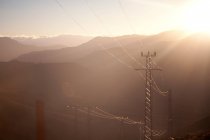 Montanhas e cabos telefônicos à luz do sol — Fotografia de Stock