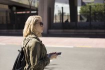 Femme avec smartphone dans la rue, Cape Town, Afrique du Sud — Photo de stock