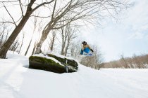Сноубордист стрибає в повітрі — стокове фото