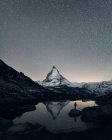 Cervino che di notte si riflette sul lago di Riffelsee, Zermatt, Vallese, Svizzera — Foto stock