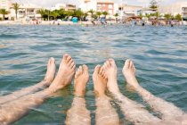 Três pessoas flutuando no mar — Fotografia de Stock