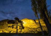 Vista panoramica alla formazione rocciosa crepuscolare — Foto stock