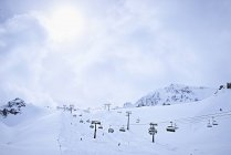 Montaña cubierta de nieve con remontes, Hintertux, Tirol, Austria - foto de stock