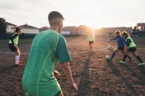 Футболисты играют на футбольном поле — стоковое фото