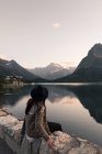 Mulher olhando para Swiftcurrent Lake, Glacier National Park, Montana, EUA — Fotografia de Stock