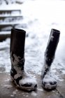Nahaufnahme von schwarzen Stiefeln im Schnee — Stockfoto