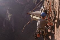Two rock climbers attaching portaledge to rock, Liming, Yunnan Province, China — Stock Photo