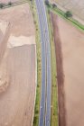 Вид с воздуха на автостраду с автомобилями, Великобритания — стоковое фото