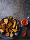 Natura morta di zucca al forno sul piatto con vaso di salsa al peperoncino, vista aerea — Foto stock