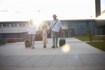 Fernsicht der Familie, mit Reisetaschen in den Urlaub zu fahren — Stockfoto