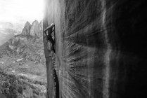 Rock climber climbing sandstone rock, Liming, Yunnan Province, China — Fotografia de Stock