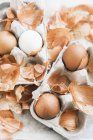 Vista ad alto angolo delle uova in vassoi con buccia di cipolla — Foto stock