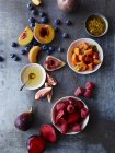 Натюрморт из блюд и свежих фруктов, вид сверху — стоковое фото