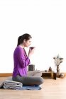 Вид сбоку женщины, пьющей травяной чай — стоковое фото