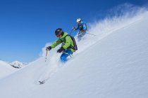 Padre e hijo esquiando en la colina nevada, Hintertux, Tirol, Austria - foto de stock