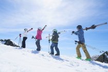 Семья на лыжном празднике, Феттель, Озил, Австрия — стоковое фото
