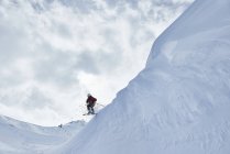 Homem esquiando em Hintertux, Tirol, Áustria — Fotografia de Stock