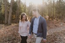 Casal jovem caminhando na floresta, Ottawa, Canadá — Fotografia de Stock