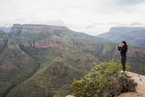 Vista distante de Jovem turista fotografar paisagem de Três Rondavels, Mpumalanga, África do Sul — Fotografia de Stock