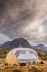 Zelten in der Kuppel im Tasermiut-Fjord in Südgrönland — Stockfoto