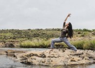 Fernsicht von jungen Touristinnen, die Krieger-Yoga praktizieren, posieren an bourkes Schlaglöchern, mpumalanga, Südafrika — Stockfoto