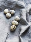 Vista ad angolo alto di uova di quaglia su biancheria in cucina — Foto stock
