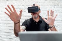 Uomo indossando in realtà virtuale auricolare — Foto stock