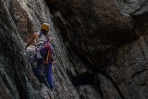 Mujer trad climbing en The Chief, Squamish, Canadá - foto de stock