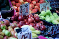 Свіжі яблука для продажу на ринковій стійці — стокове фото