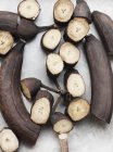 Крупный план гниющих бананов, разрезанных на куски, вид сверху — стоковое фото