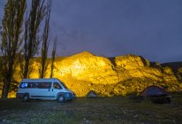 Kleinbus auf Campingplatz geparkt — Stockfoto