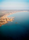 Вид с высоты птичьего полета на побережье с городом Майорка и синим морем, Испания — стоковое фото