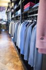 Ряды пиджаков, висящих в магазине традиционных портных — стоковое фото