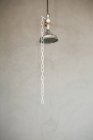 Soffione doccia con catena su sfondo grigio — Foto stock