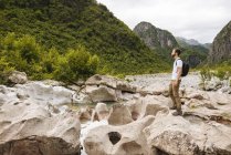 Homme debout sur des rochers et regardant loin, Maudit montagnes, Theth, Shkoder, Albanie, Europe — Photo de stock