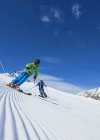 Pai e filho no esqui na colina nevada, Hintertux, Tirol, Áustria — Fotografia de Stock
