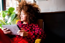 Junge Frau nutzt digitales Tablet im Haus — Stockfoto