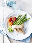 Grilled tuna, hummus, asparagus — Stock Photo