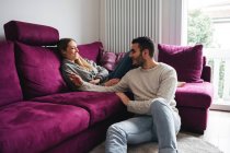 Пара розслабляється на дивані вдома — стокове фото