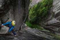 Trad climbing en The Chief, Squamish, Canadá - foto de stock