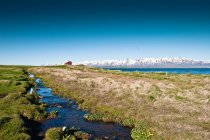 Malerische Aussicht auf dalvik mit Bergen am Horizont bei Tag, Island — Stockfoto