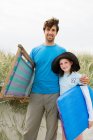 Молодий чоловік на пляжі з дочкою, портрет — стокове фото