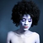 Portrait of young woman with afro hairstyle — Stock Photo