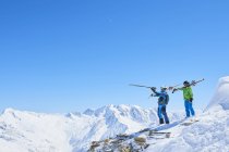 Side view of father and son on skiing holiday, Hintertux, Tirol, Austria — Stock Photo
