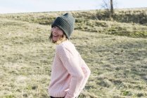 Portrait de femme en bonnet tricoté dans le champ — Photo de stock