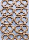 Primo piano di pretzel con sale sul foglio dei biscotti — Foto stock
